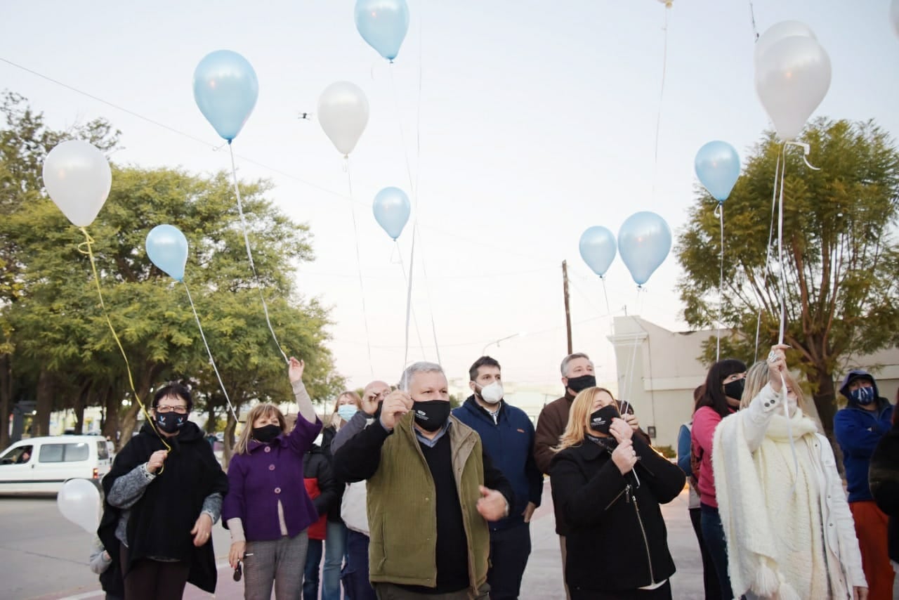 Suelta de globos en Arroyito por las 20.000 vacunas colocadas