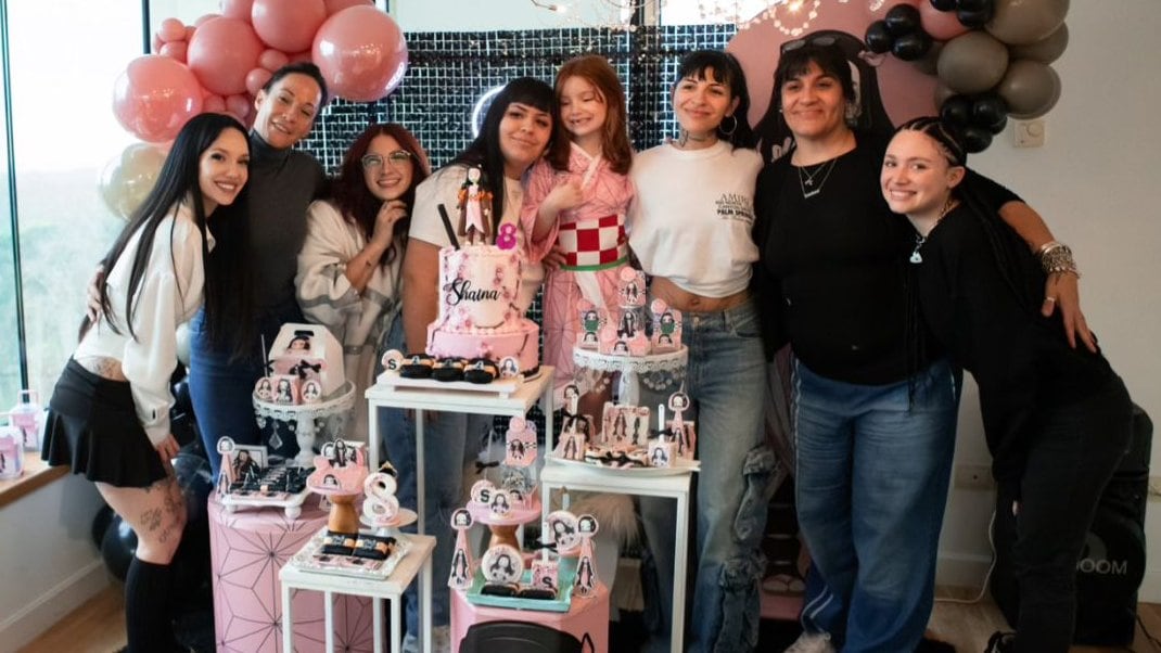 Cazzu junto a sus amigas en el cumpleaños número 8 de Shaina, la hija mayor de la Joaqui