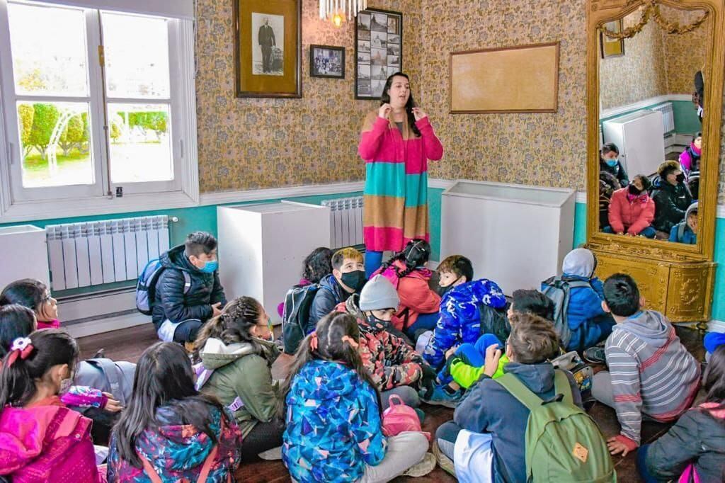 Los niños recorrieron y disfrutaron una visita por visitaron la antigua Casa Beban y el sector de Pueblo Viejo.