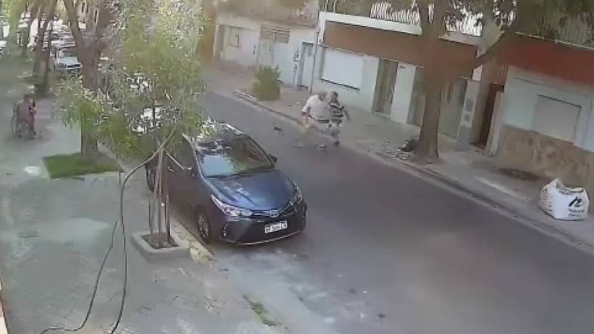 Robo de auto en Rosario: balearon a un matrimonio y se viralizó el video