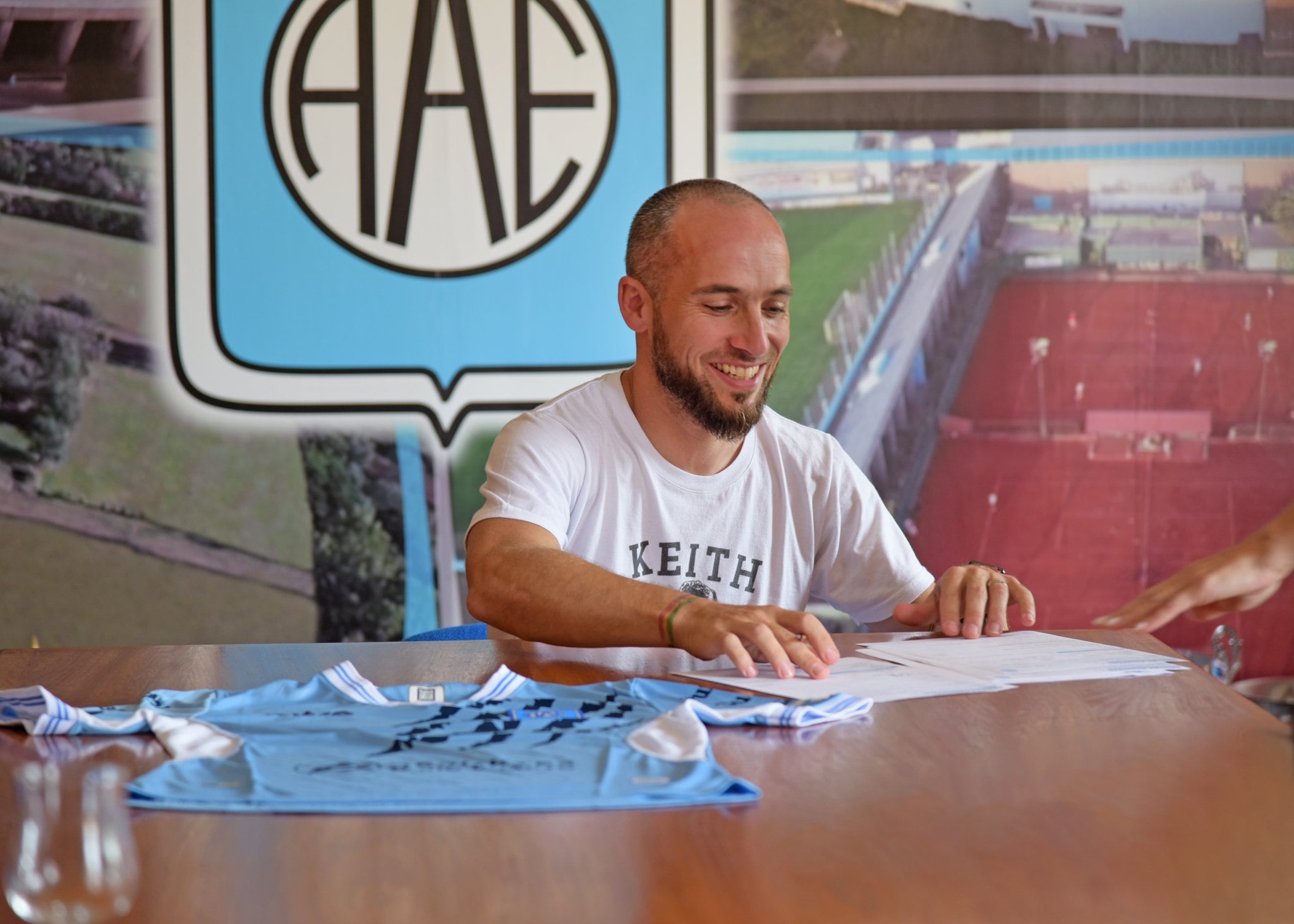 El experimentado volante Fernando Belluschi firmó y es nuevo jugador de Estudiantes de Río Cuarto. (Prensa Estudiantes de Río Cuarto).