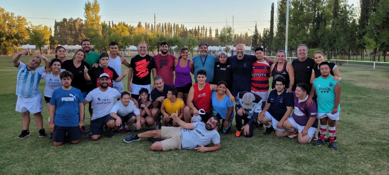 El equipo en la cancha de Neuquén Rugby Club.