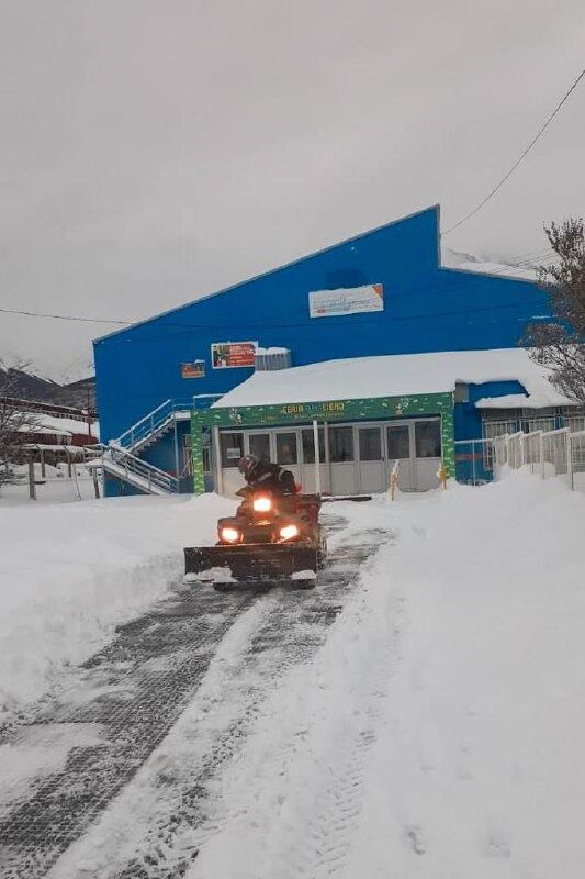 El Municipio colaboró con la limpieza de los accesos a las escuelas provinciales