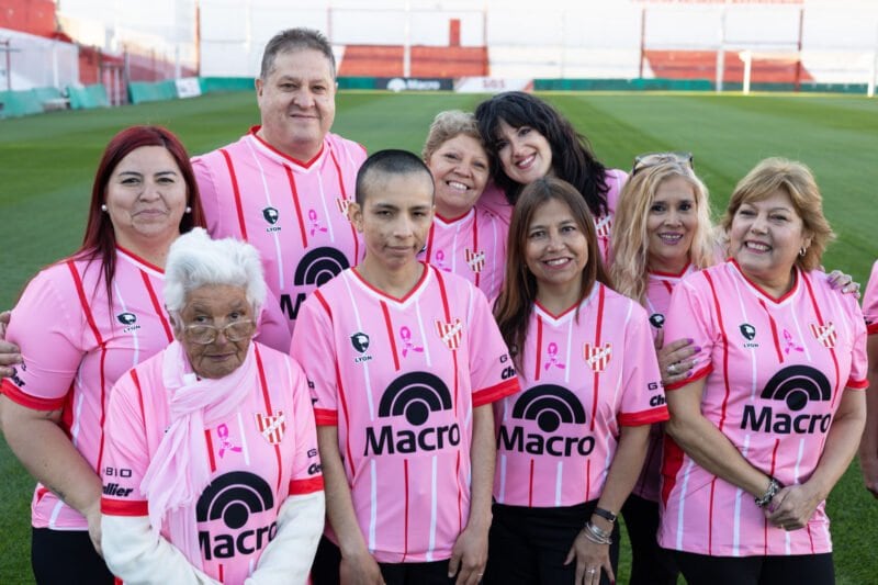 Se presentó la camiseta de fútbol edición especial que vestirá el plantel profesional durante octubre. (Prensa IACC).