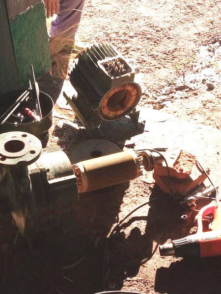 Los vándalos arrojaron un caño de dos metros al pozo y provocaron daños en todo el sistema de bombeo. Foto 