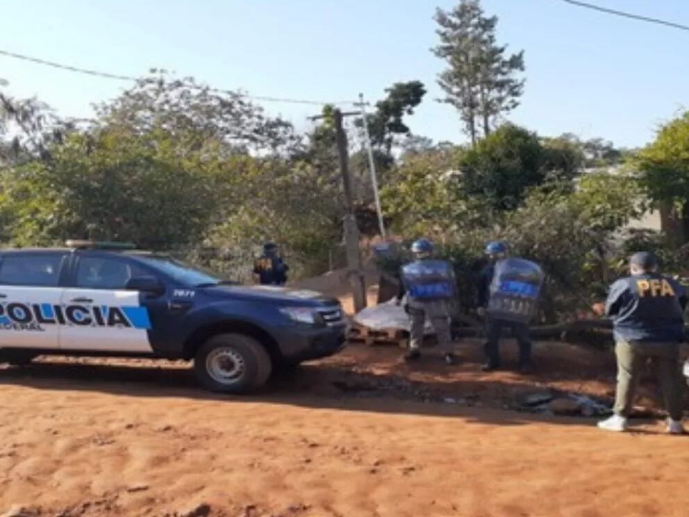 Puerto Iguazú: decomisan mercadería y artefactos ilegales en una vivienda cercana al Río Paraná.