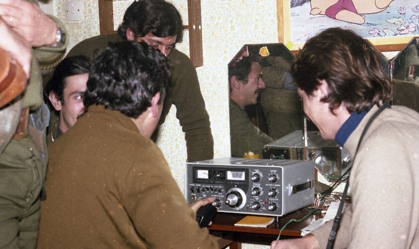 Un veterano de la Guerra de Malvinas recibió una encomienda con fotos de su paso por las Islas.