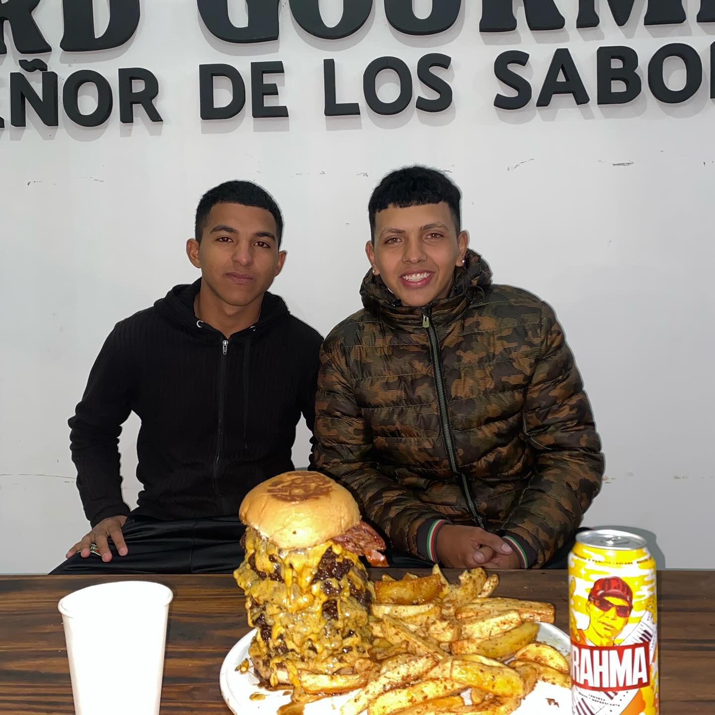 El desafío propone comer una hamburguesa de 12 carnes, en sólo 5 minutos, si se trata de parejas.