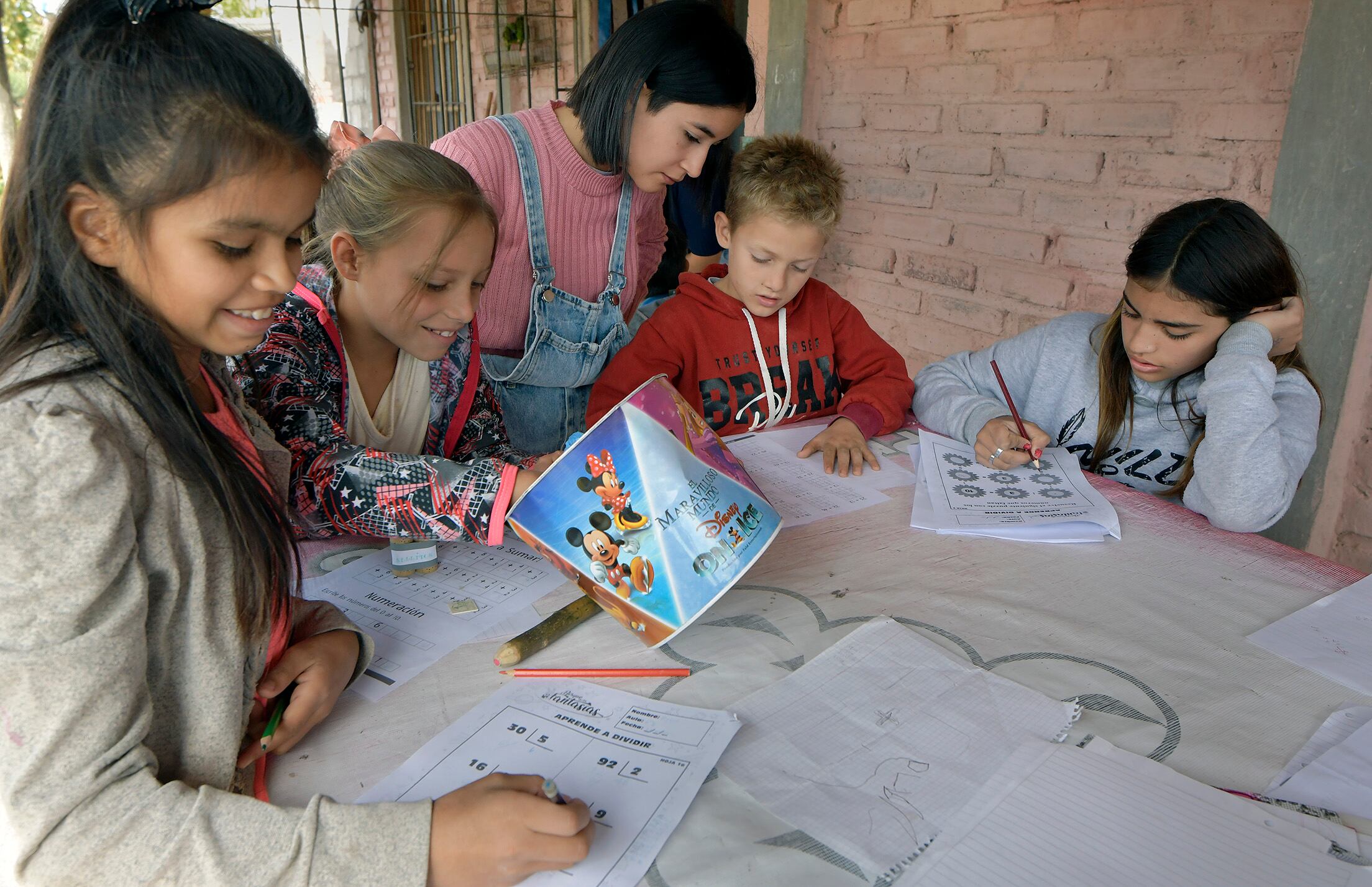 Apoyo escolar a niños 

