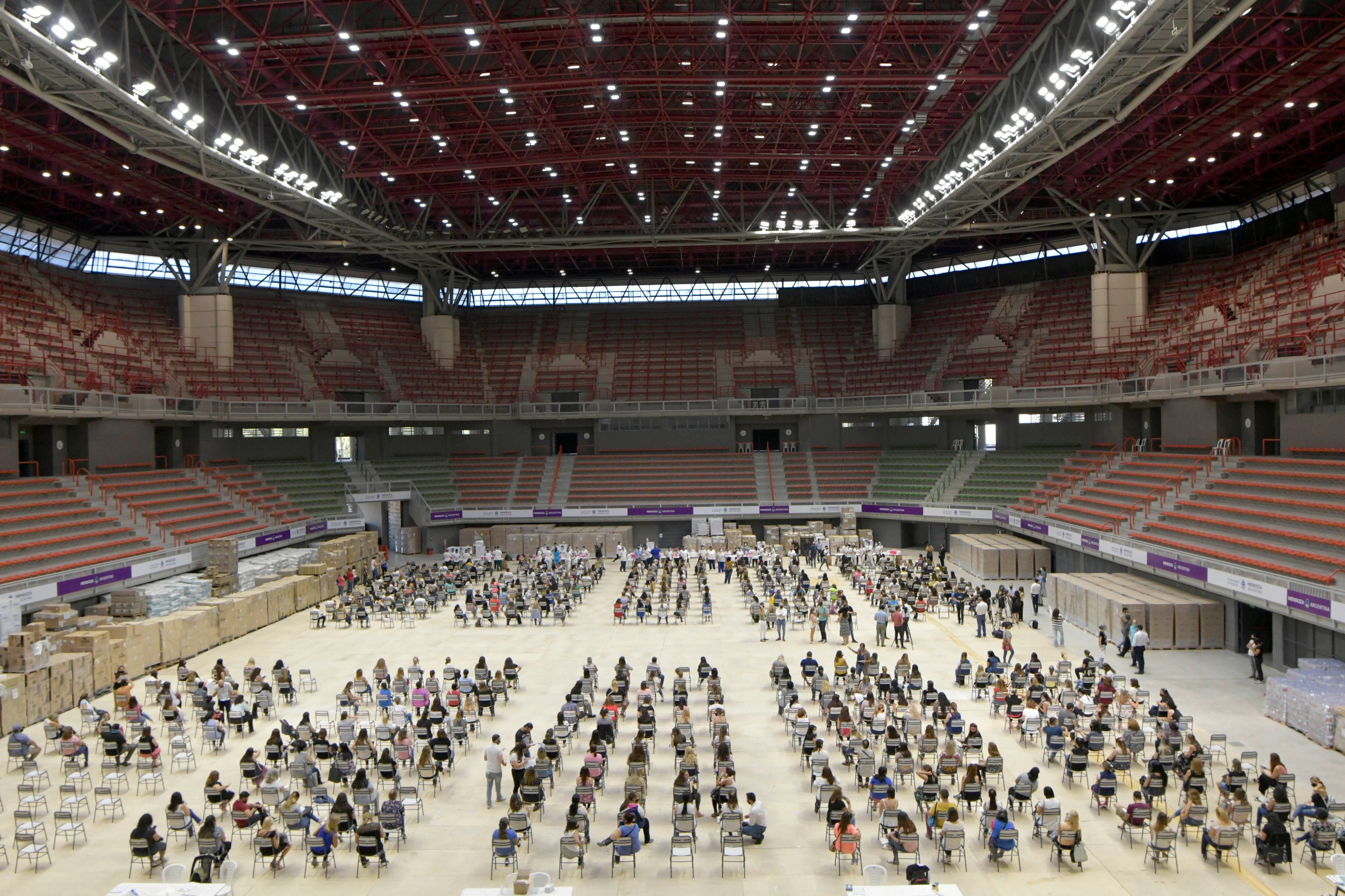 Vacunación a los docentes en el Aconcagua Arena, en Mendoza.