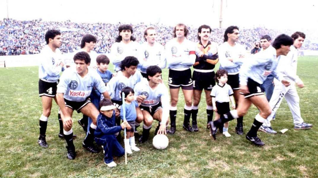 Parados: Cortés, José Flores, Marcelo Flores, Sosa, Alonso, Sodero y Nieto. Agachados: Heredia, Monserrat, Spallina y Herrera. Foto: colección Gustavo Farías