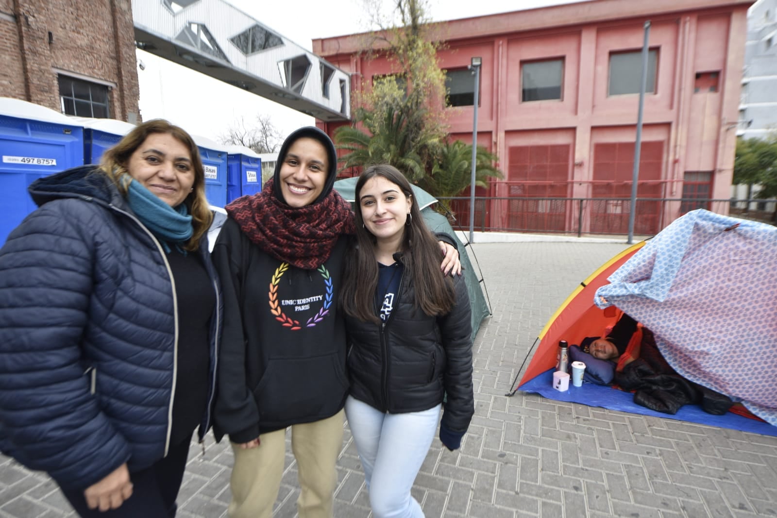 Acampe por el show de Lali en la plaza de la Música, Lucía, Esther, Londres y Matías (en la carpa).  (Ramiro Pereyra / La Voz)