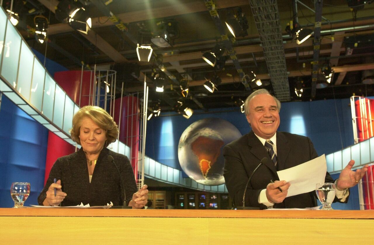 Otros tiempos: César Mascetti y Mónica Cahen D’Anvers en el noticiero de Canal Trece.