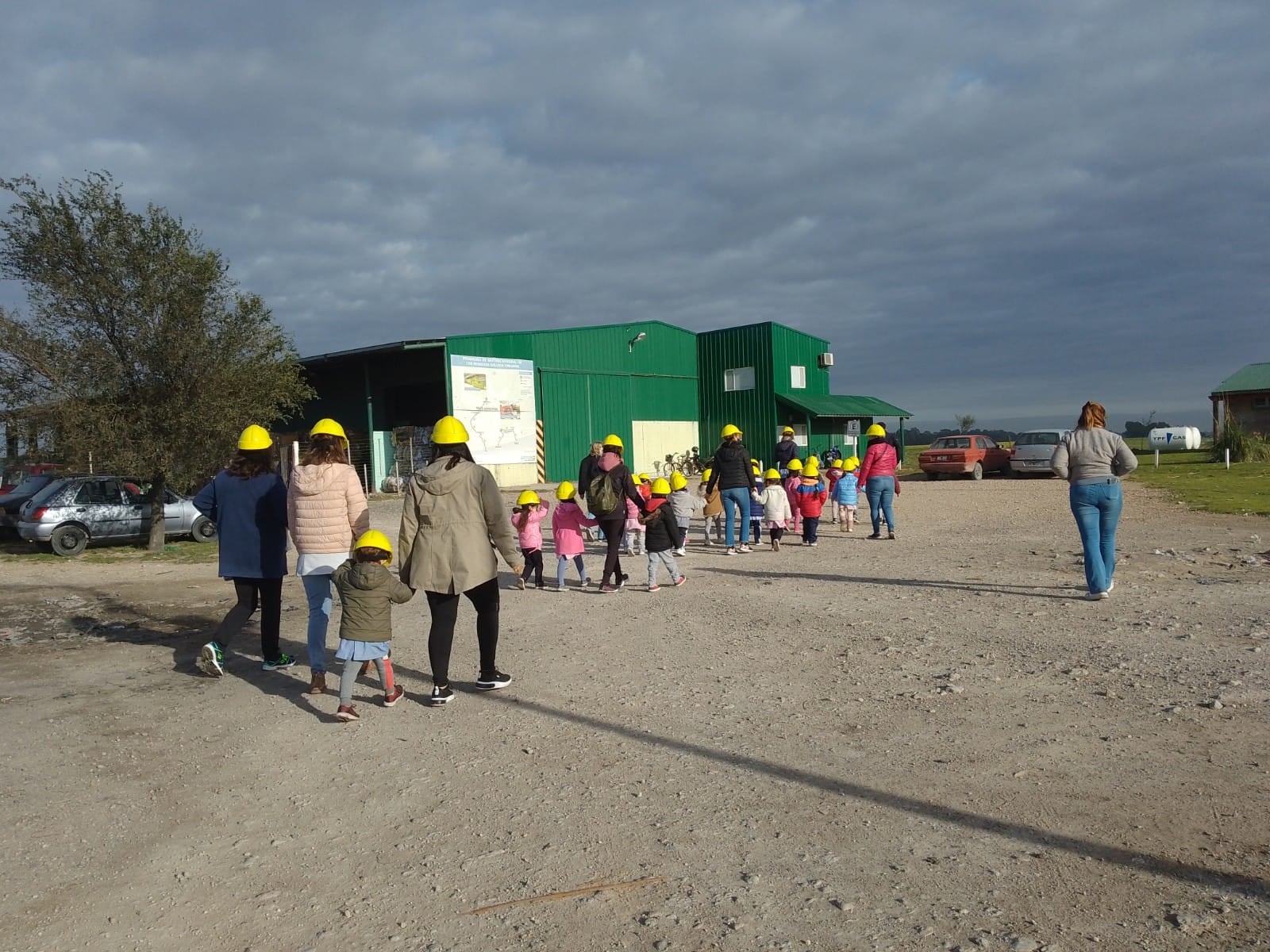 Alumnos del Jardín de Infantes Nº 913 acompañados por docentes y madres, efectuaron, este lunes, una visita al Aula Interactiva y  a  la Planta de Tratamiento, Separación y Recuperación de Residuos Sólidos Urbanos de Tres Arroyos.