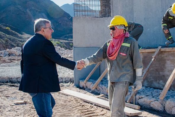 El gobernador Jalil evaluó el avance de la obra.