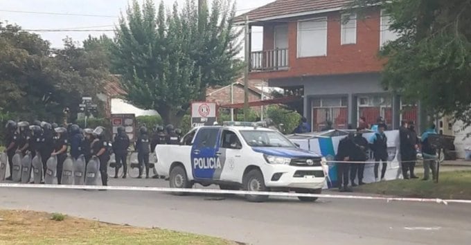 La Policía tuvo que contener a parte de los vecinos que se aceraron para reclamar justicia. Twitter @Newsdiariomza