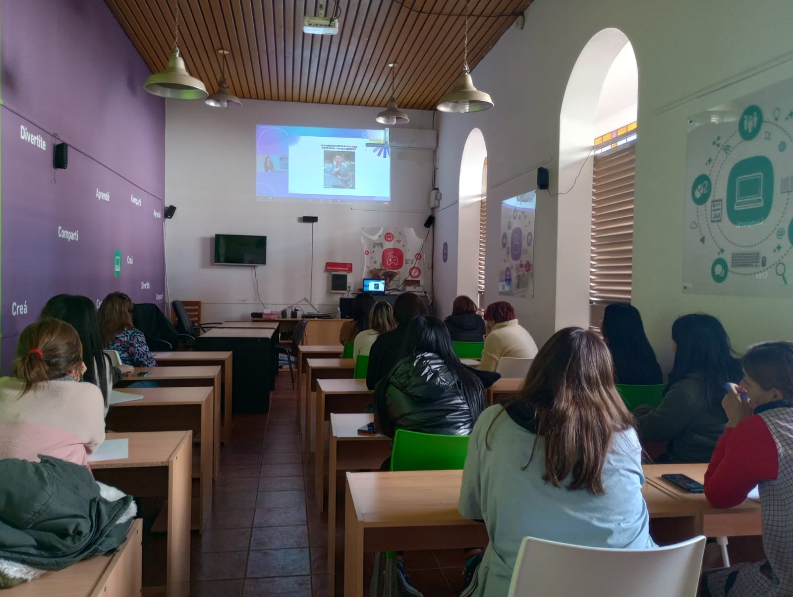 Tres Arroyos: Se llevó a cabo el taller de Dependencia Digital  uso de la Inteligencia Artificial y género