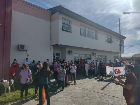 Personal de salud se movilizó este viernes en el Hospital Zonal pidiendo respuestas ante las irregularidades.