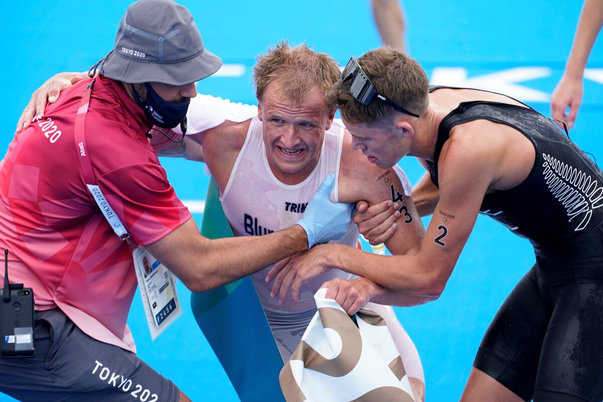 Juegos Olímpicos: superó a 25 rivales, ganó la medalla de oro en triatlón y se descompuso al pasar la meta