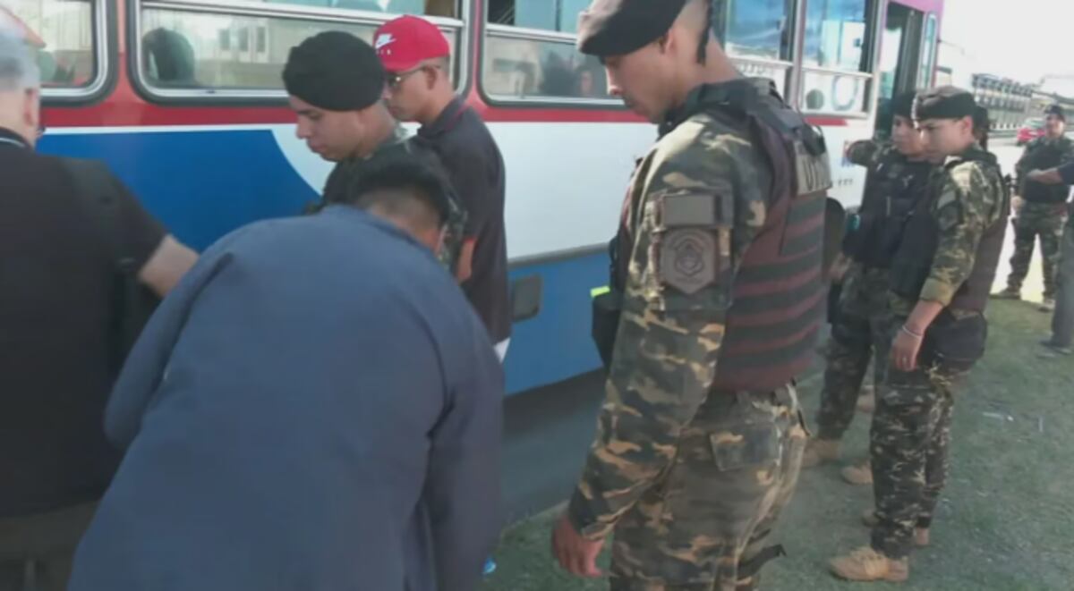 Operativo sorpresa en La Matanza: Gendarmería baja a los pasajeros de los colectivos para cachearlos