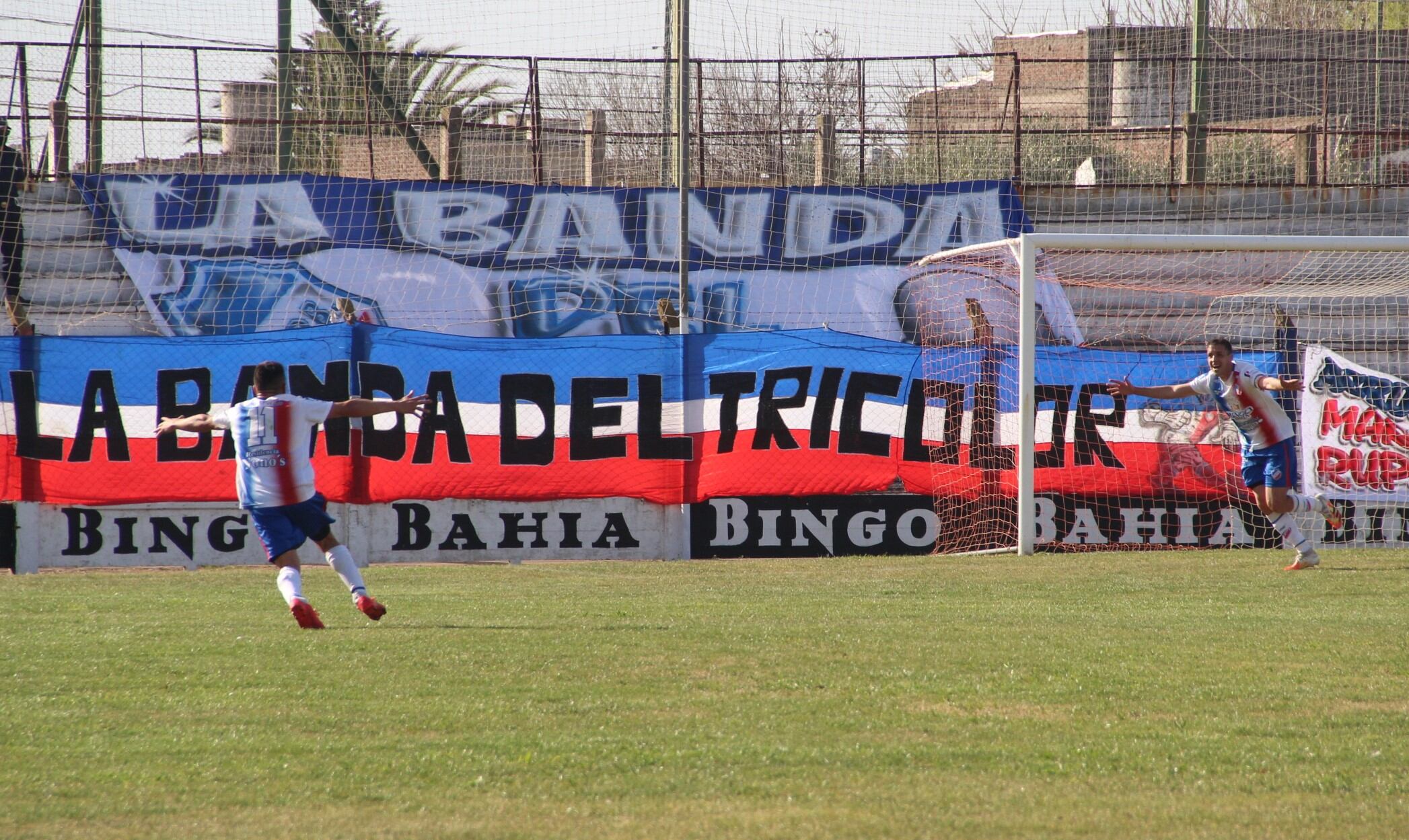 Agustín Trotta festeja el 1 a 0 parcial.