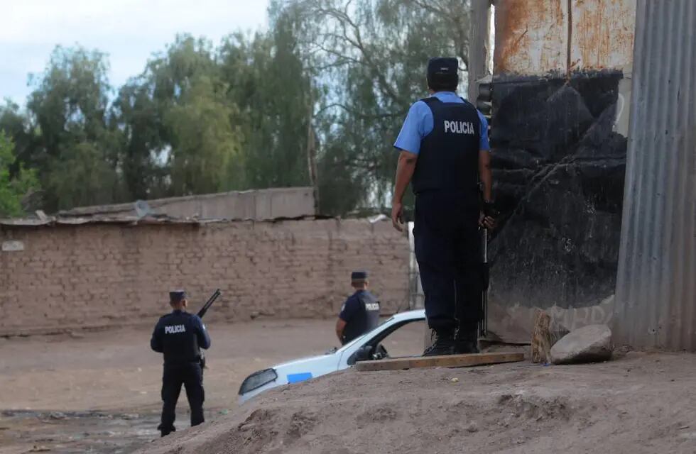 Despliegue policial en el momento que encontraron los restos ahora confirmados de Ampuero. 