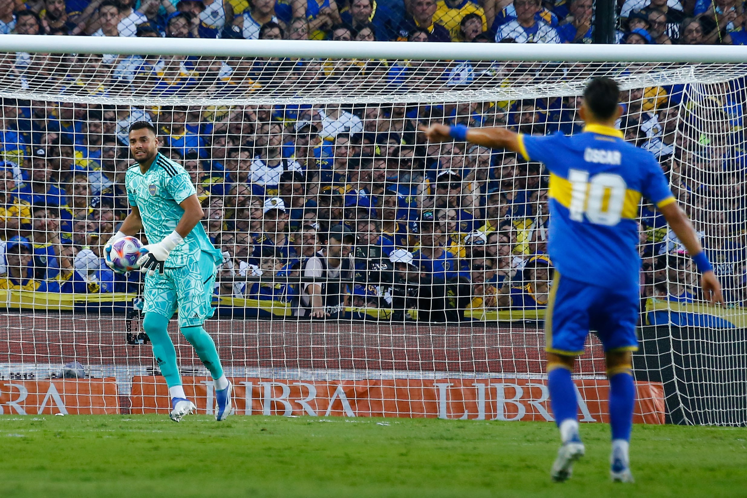 Sergio Romero, arquero de Boca, y una atajada clave ante Central Córdoba. (Fotobaires).