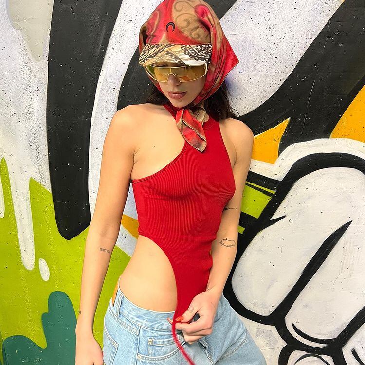 Dua Lipa y un look estilo '00 para su cuenta de Instagram.