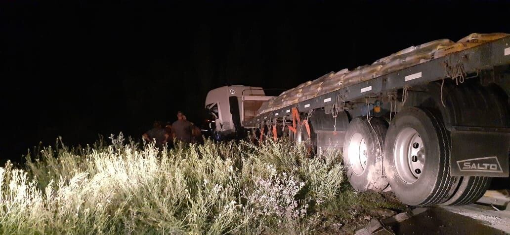 Choque frontal entre un camión una Fiat Ducato en la que escapaba un hombre denunciado por abusar de la nieta. Gentileza foto Fm Viñas.