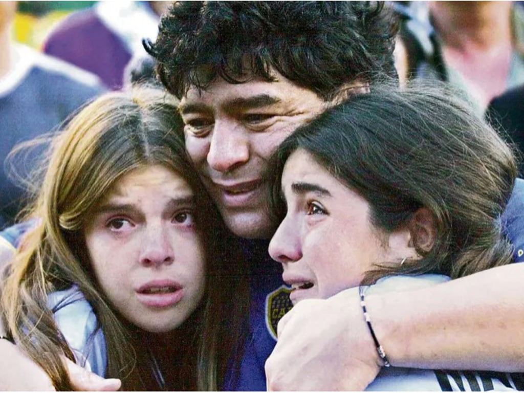 Dalma y Giannina, con Diego, en el día que colgó los botines, En la Bombonera.