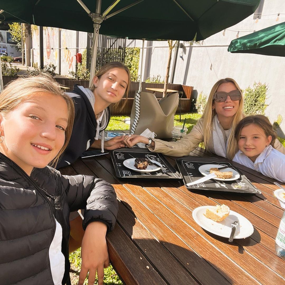 Nicole Neumann junto a sus tres hijas, Indiana, Allegra y Sienna.