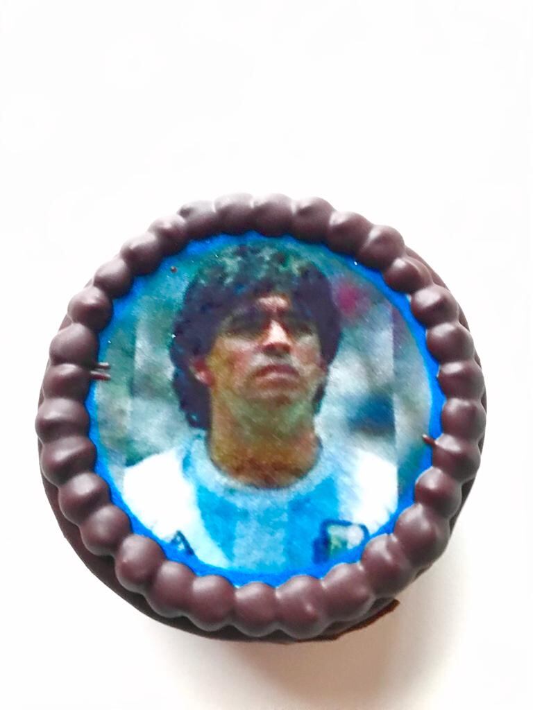 Para el último cumple de Diego Armando Maradona, Di Betta hizo alfajores con la imagen del Diez Eterno.