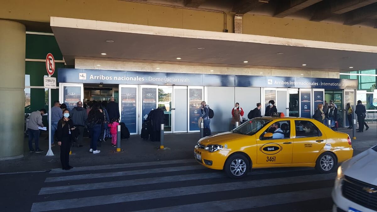 Córdoba: fue a buscar una pasajera al Aeropuerto y un taxista lo golpeó salvajemente