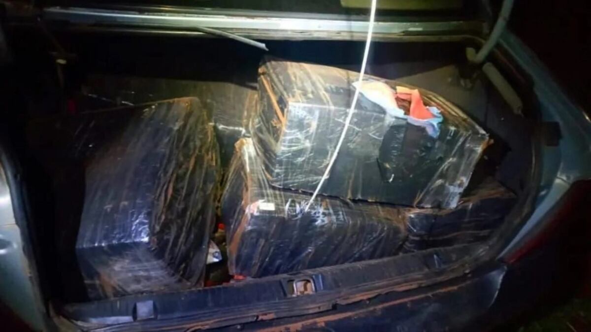 Un auto repleto de droga despistó luego de una persecución en Campo Grande