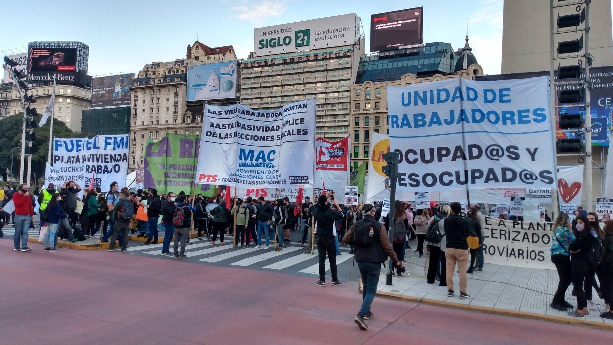 Organizaciones sociales realizan cortes y movilizaciones en el Obelisco hacia el Ministerio de Trabajo (@madorni)