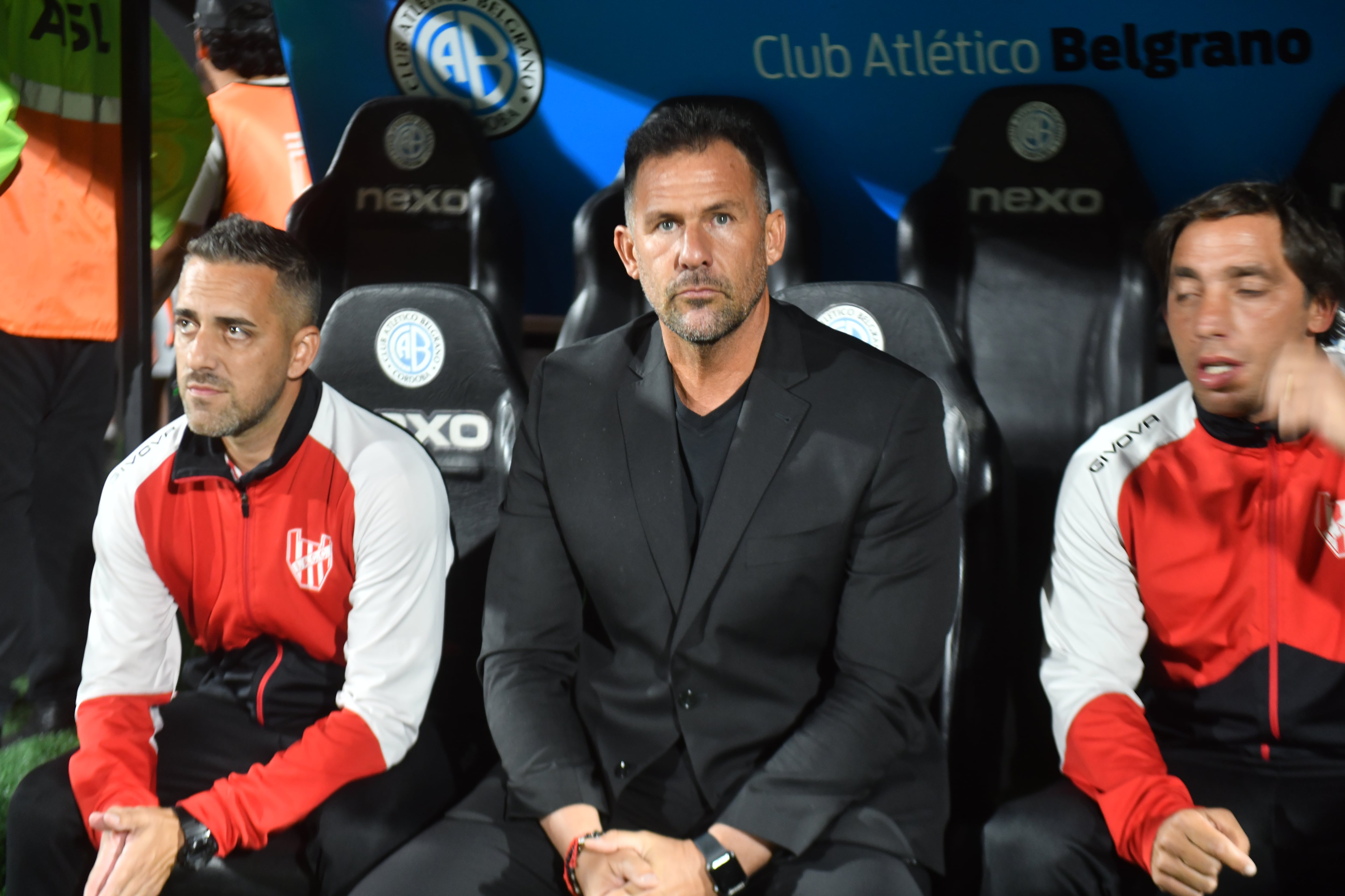 El técnico de Instituto Diego Dabove en el partido contra Belgrano en Alberdi