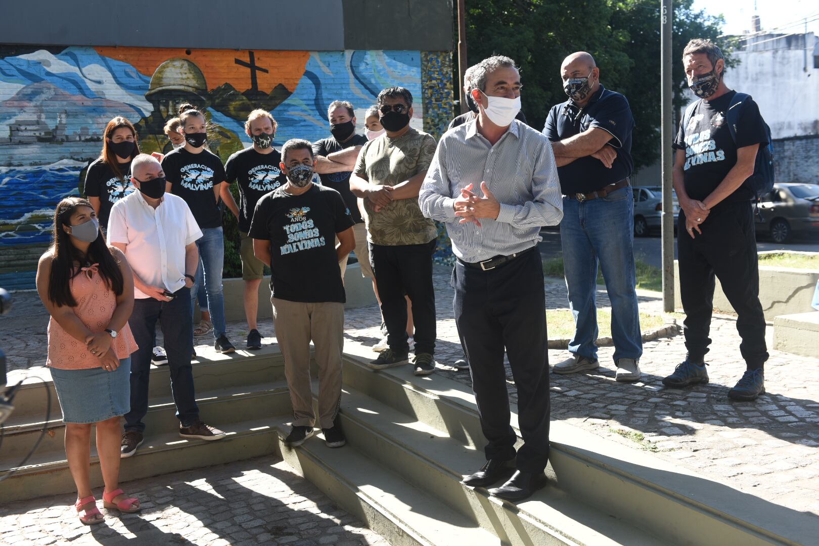 Javkin junto a ex combatientes de Malvinas y familiares de ex combatientes (Municipalidad de Rosario)