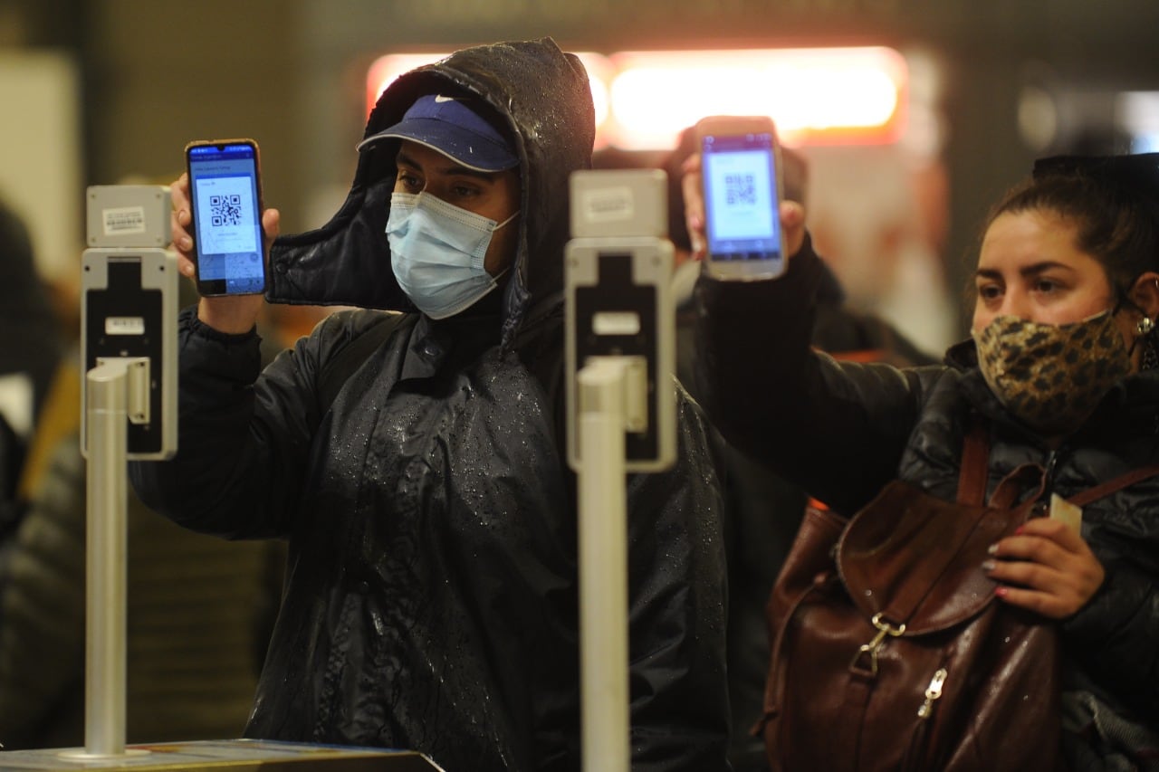 Controles en Constitución con código QR. (Foto: Clarín)