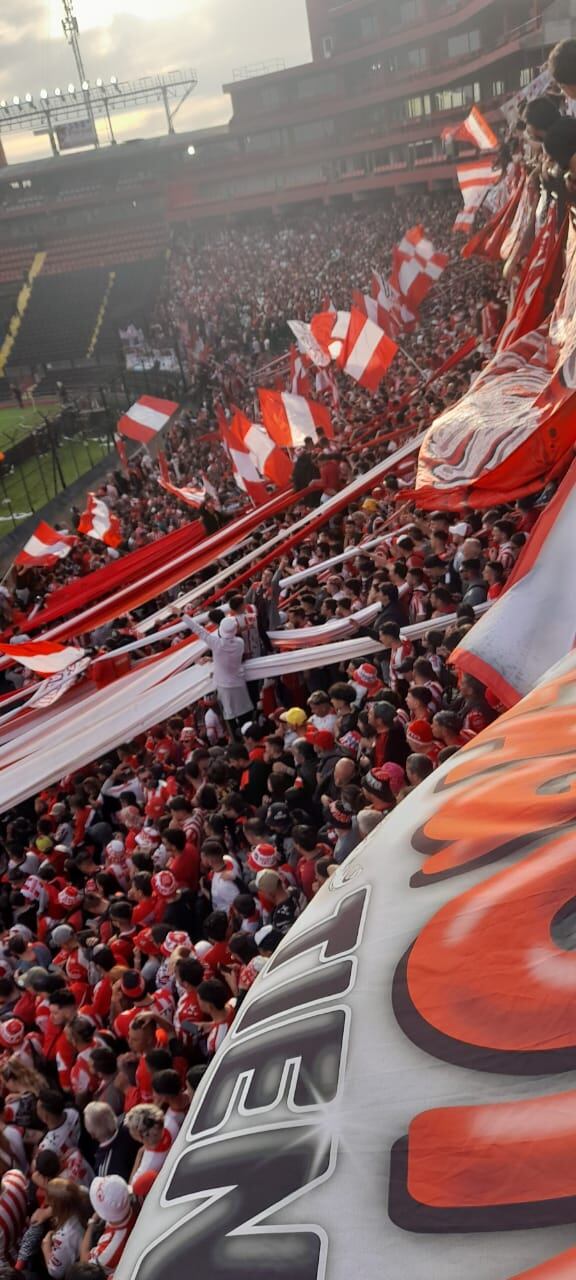 Más de siete mil hinchas albirrojos dijeron presente en Santa Fe.