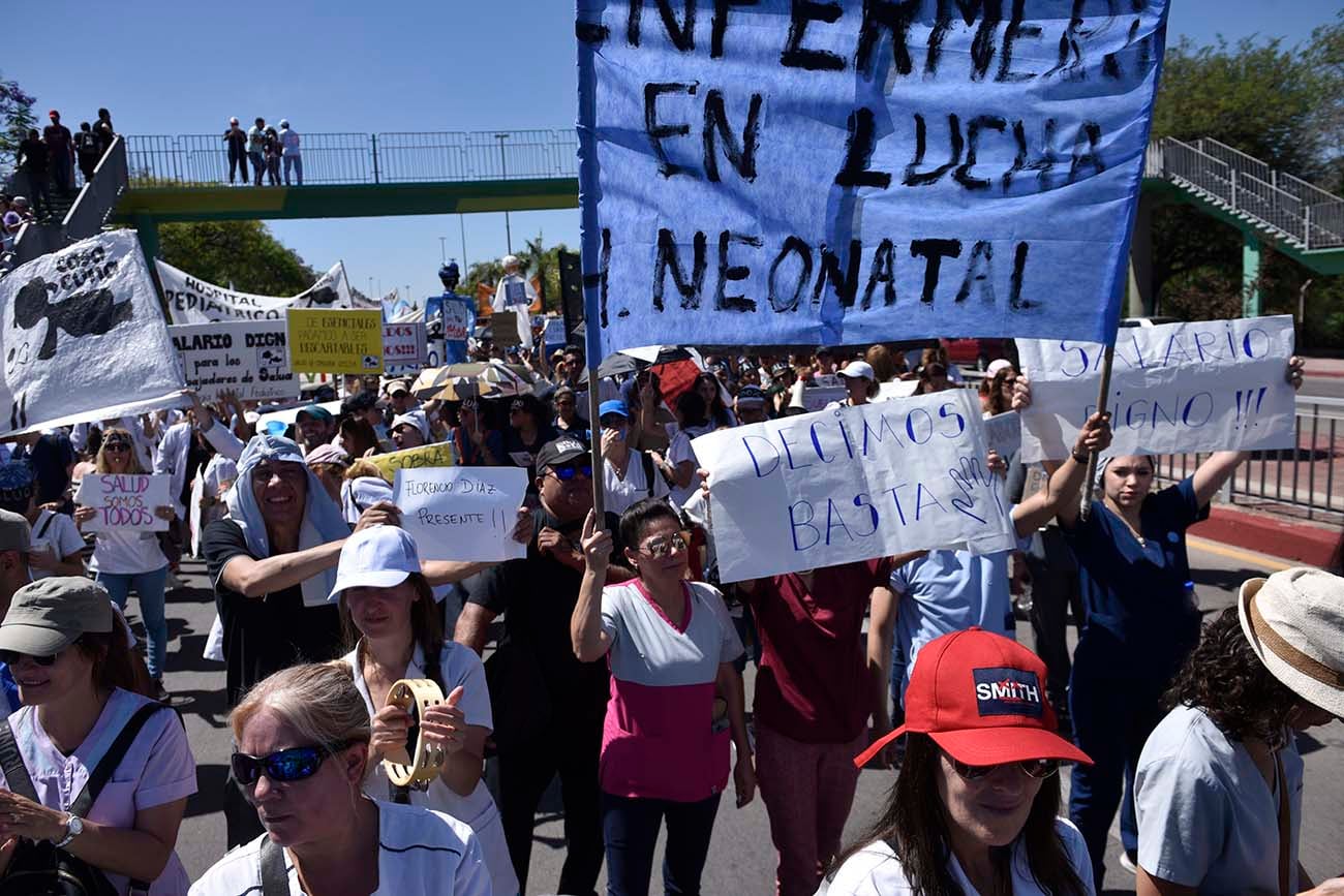 Protesta de médicos y personal de salud por las calles de Córdoba. (Ramiro Pereyra / La Voz)