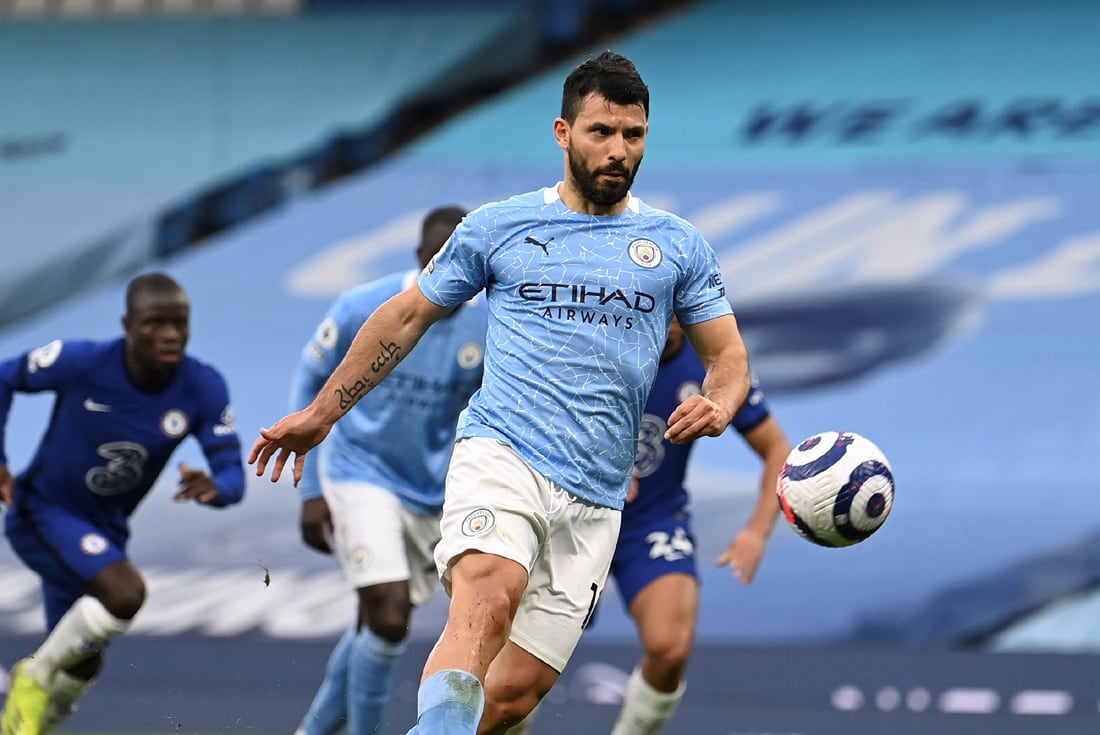 "El Kun" Agüero, picando un penal que el arquero del Chelsea le atajó en los últimos días. (AP)