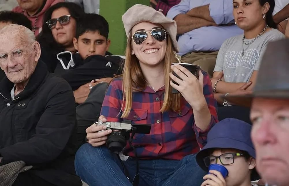 Imágenes de las y los puntanos celebrando el Día de la Tradición en San Luis: Sofía con su mate y cámara en mano.