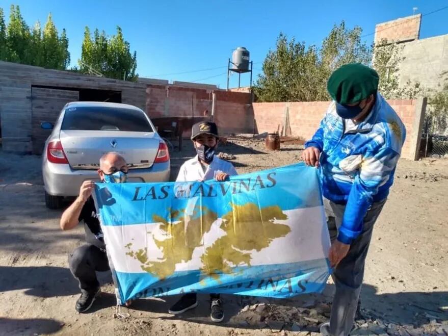 Veteranos de la Guerra de Malvinas homenajearon a Thiago, con regalos malvineros.