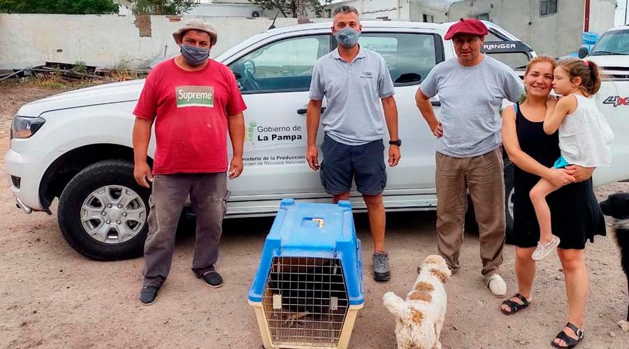 Marcelo Dolsan, de la Dirección de Recursos Naturales, flanqueado por la familia Santamarina 