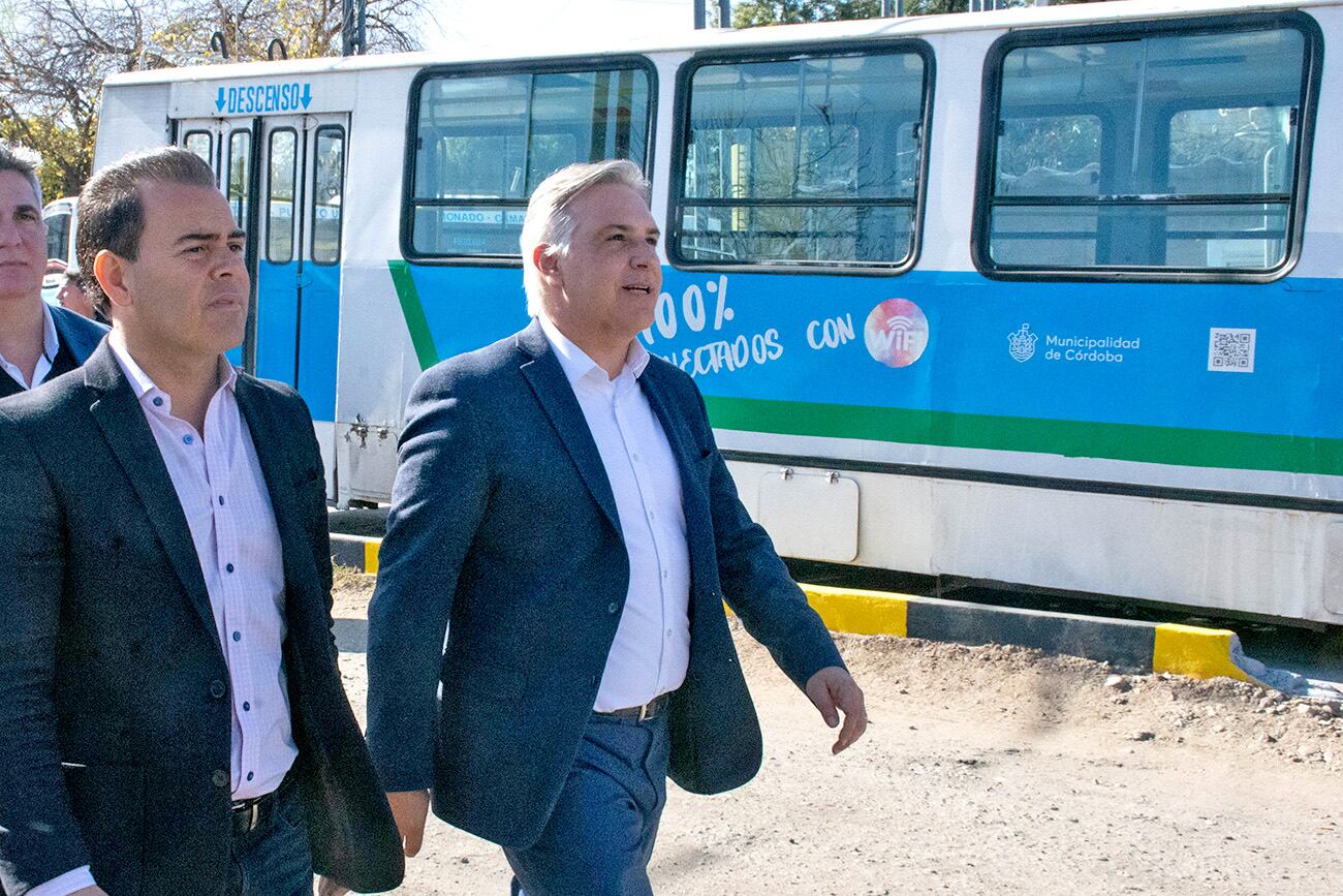 El secretario de Transporte, Marcelo Rodio, acompaña al intendente Martín Llaryora en una visita a la base de trolebuses en barrio General Paz.