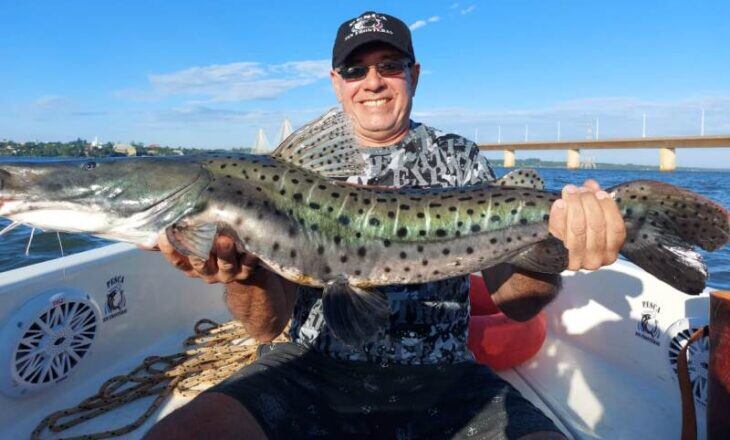 Héctor Aquino, miembro del grupo "Pesca sin Fronteras", quien luego de capturar a este ejemplar, lo devolvió al río.