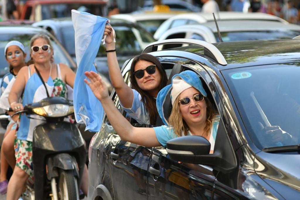 La ciudad de Río Cuarto salió a festejar el triunfo de Argentina frente a México en el mundial de Qatar.  (Tomy Fragueiro)