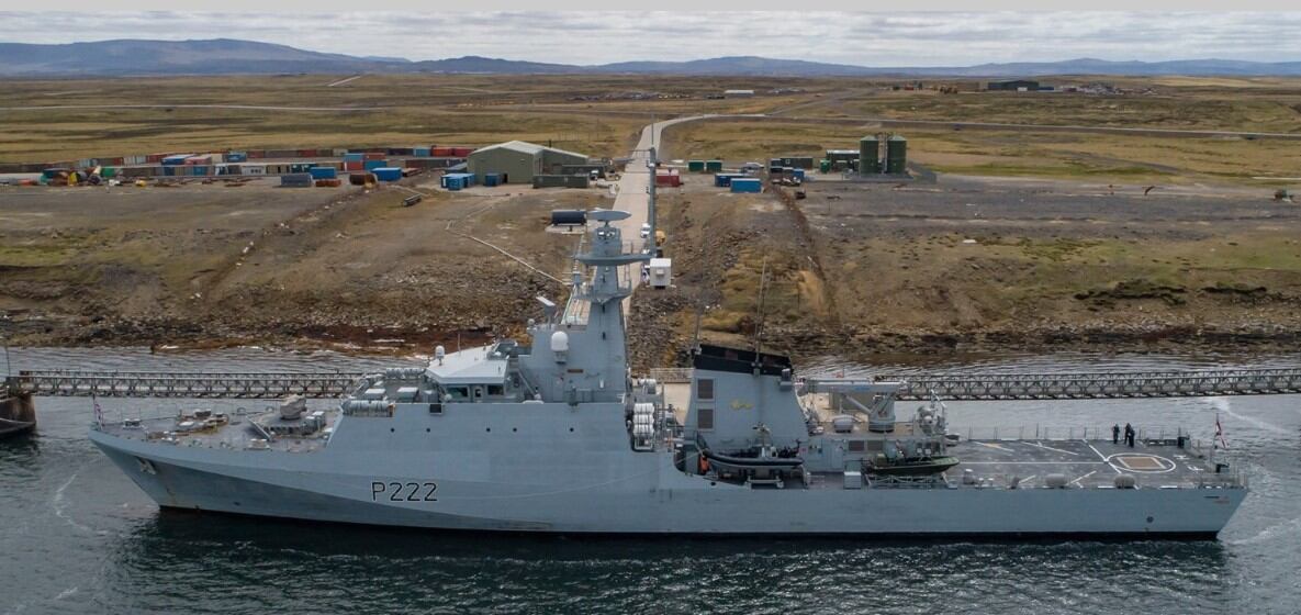 HMS Forth amarrado en el muelle militar de Puerto Yegua/Mare Habour (centro este de Isla Soledad).