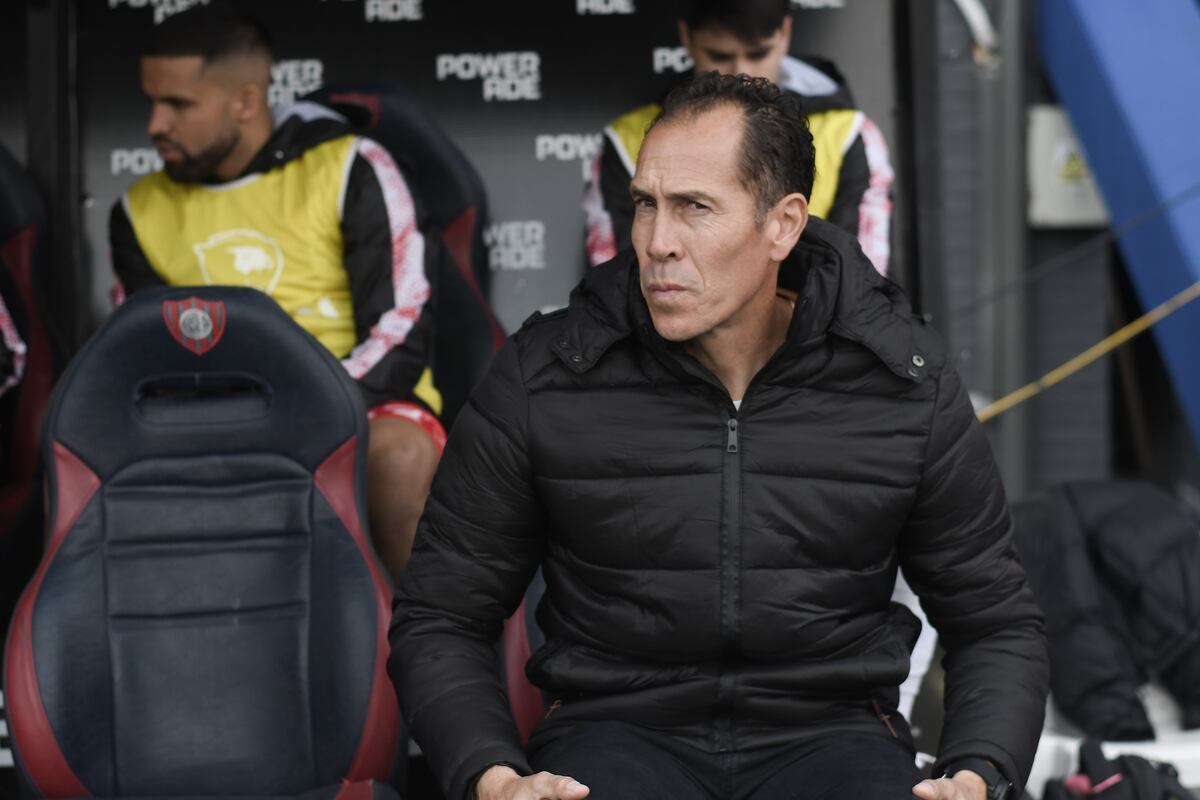 El técnico que ascendió a Instituto vuelve a trabajar, y en el exterior