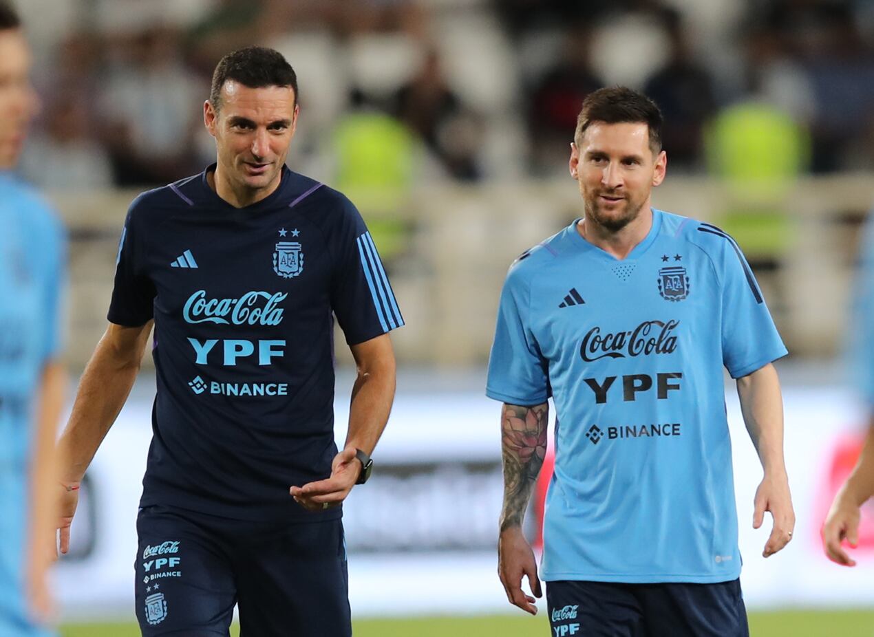 Lionel Scaloni, junto a "La Pulga" Messi, en los entrenamientos de la Selección. Foto: EFE/EPA/ALI HAIDER.